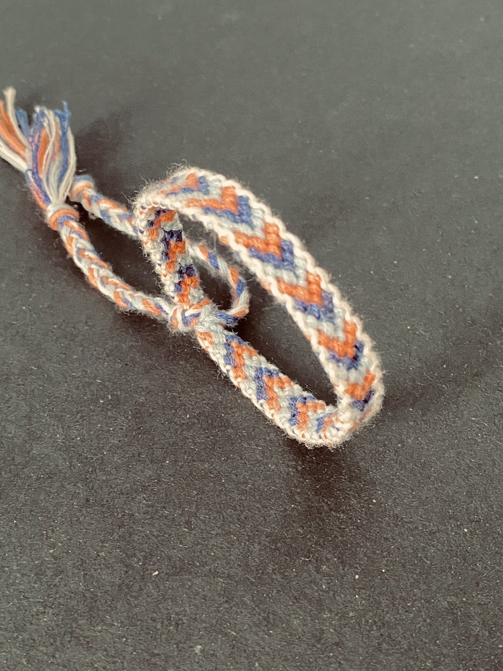 Macrame bracelet - 3 arrows pattern with white contour