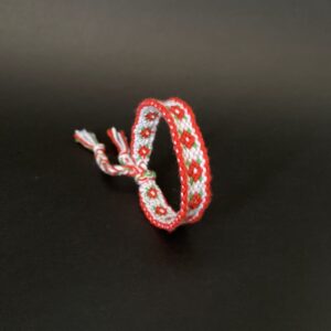 Macrame Bracelet Tutorial & Braid Pattern - Little Red Flowers
